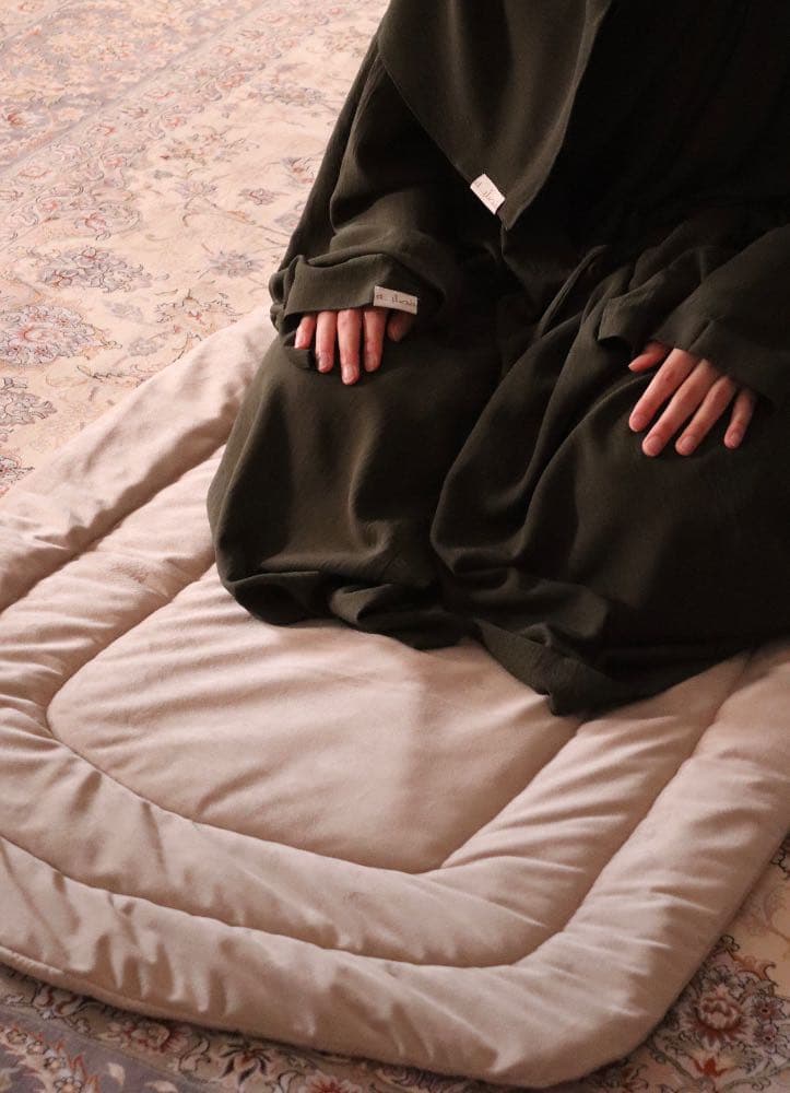 مُصلّية اللون الأخضر الغامق "تصميم لف"