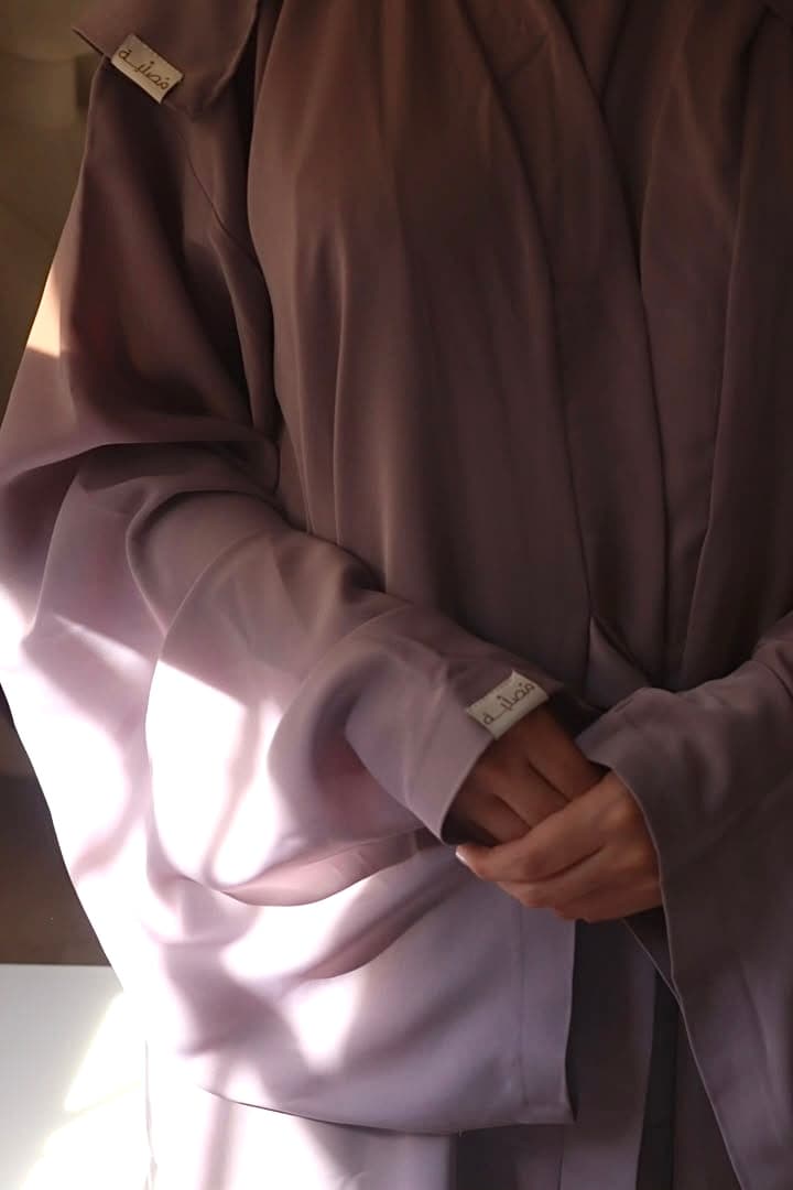 مُصلِّية "بنفسجي هادي"