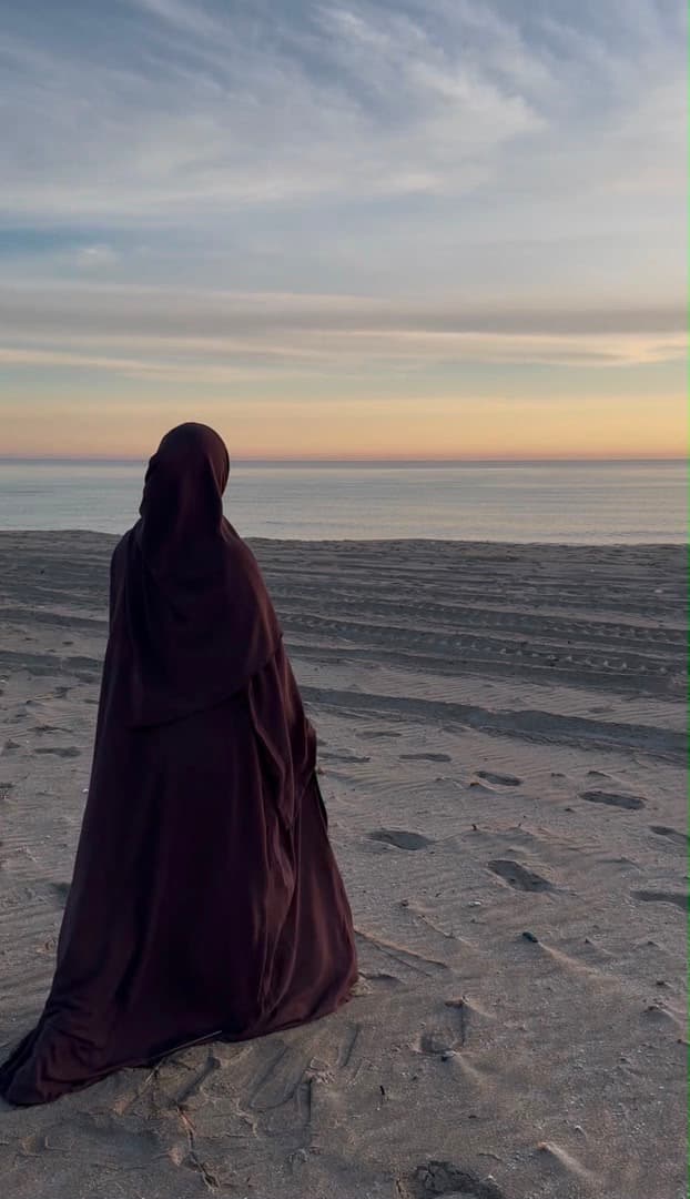 مُصليّة اللون بنفسجي غامق